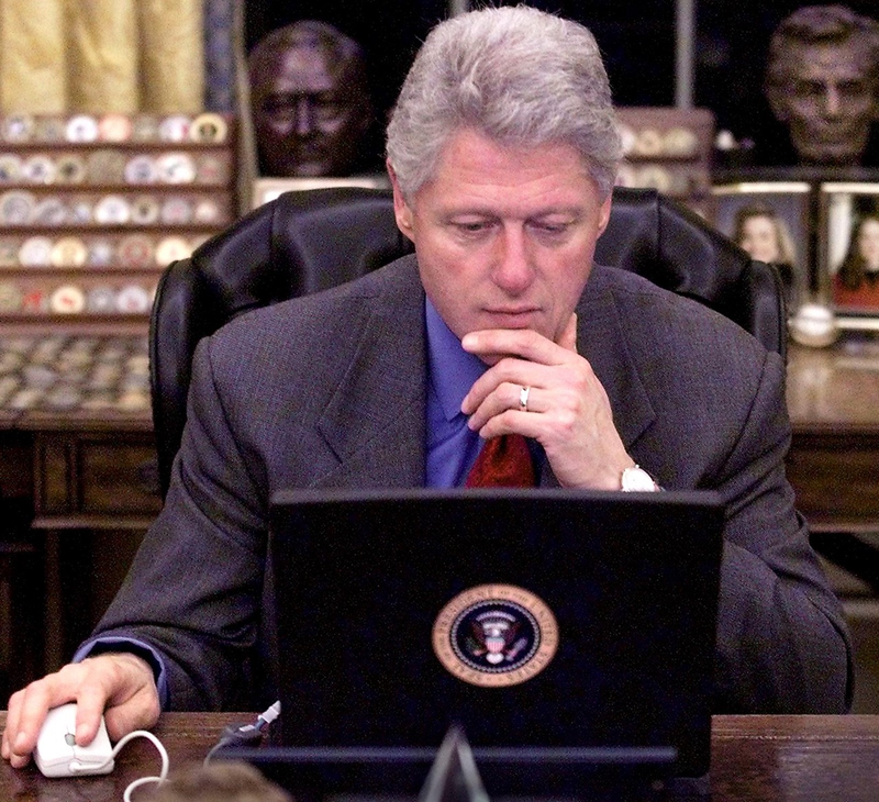 Clinton “surfs the internet” looking for Christmas gifts on December 20, 1999 (Tim Sloan/AFP/Getty Images)